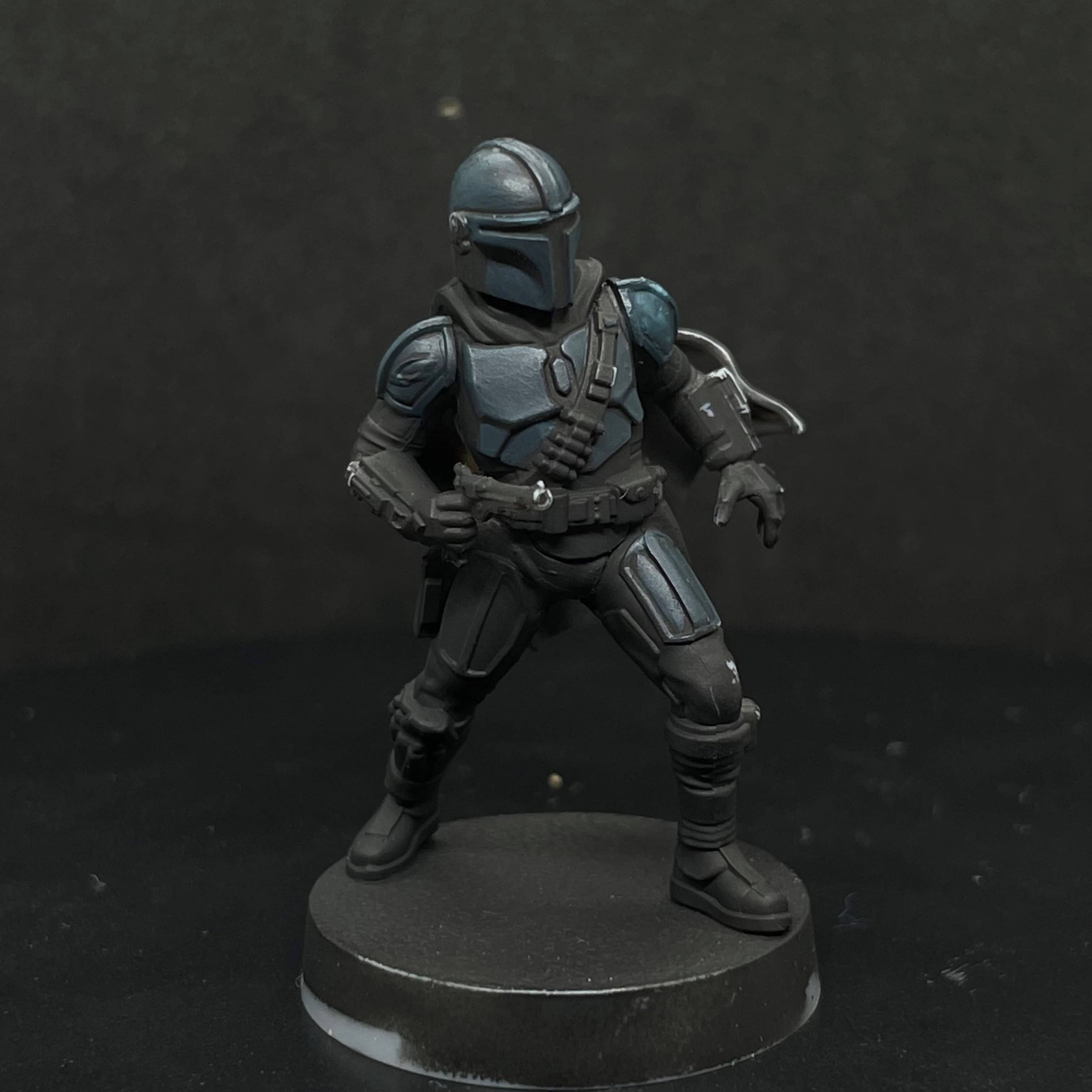 Din Djarin avec base Incubi Darkness posée sur les plaques d'armure