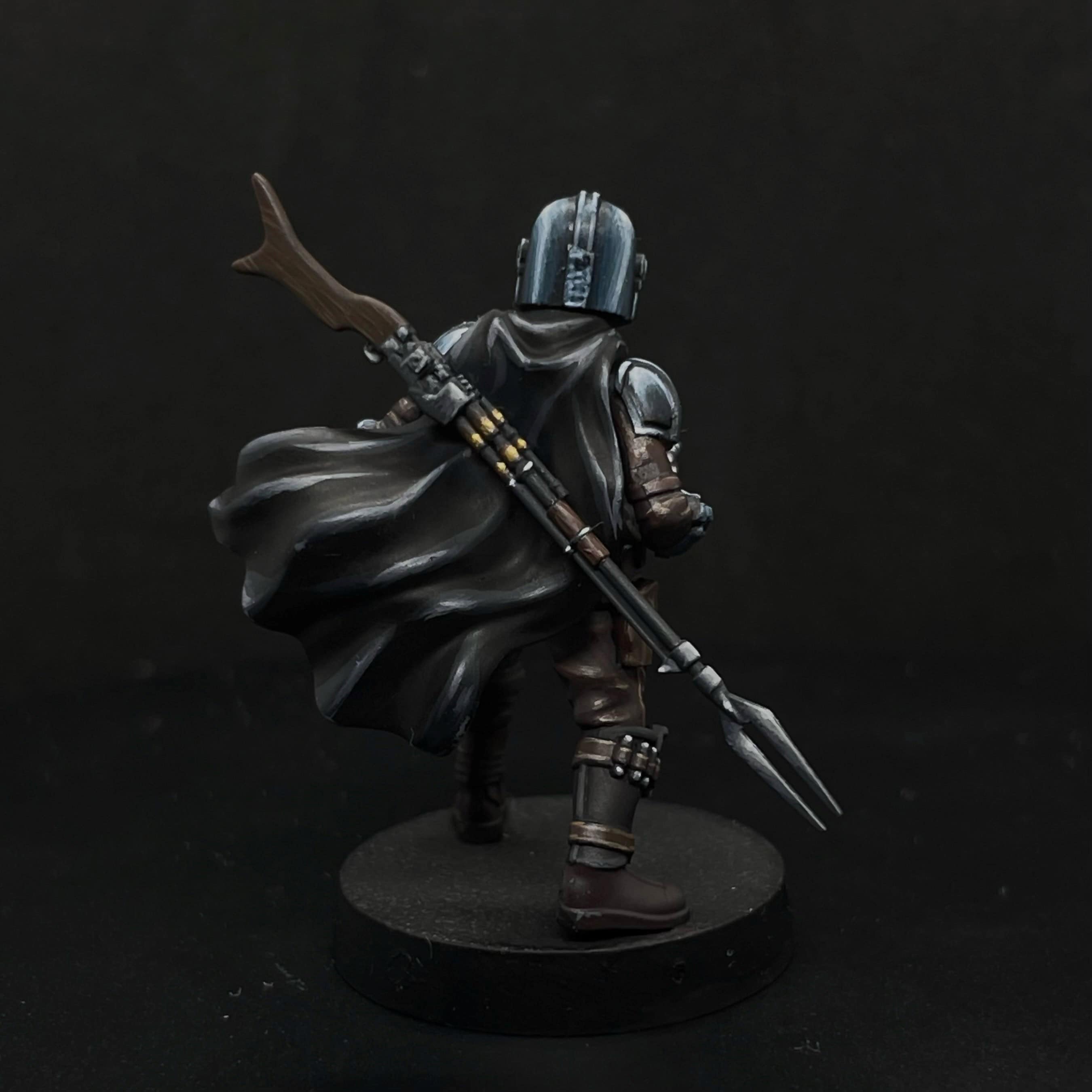 Din Djarin terminé en NMM, vue de dos avec la cape