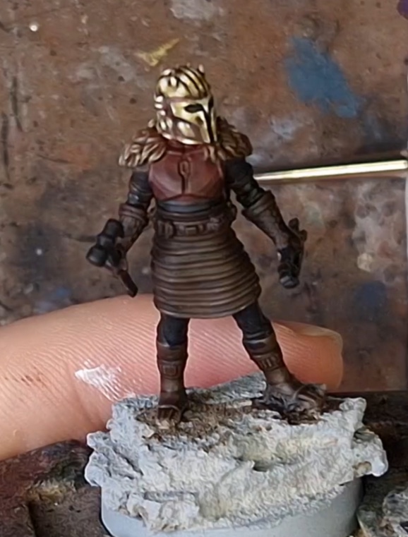 Casque doré de l'Armurière terminé, visière noire