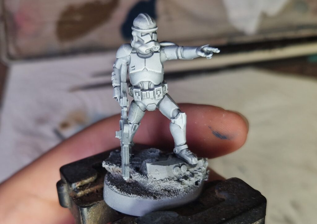 Brossage à sec Offwhite sur l’armure du clone