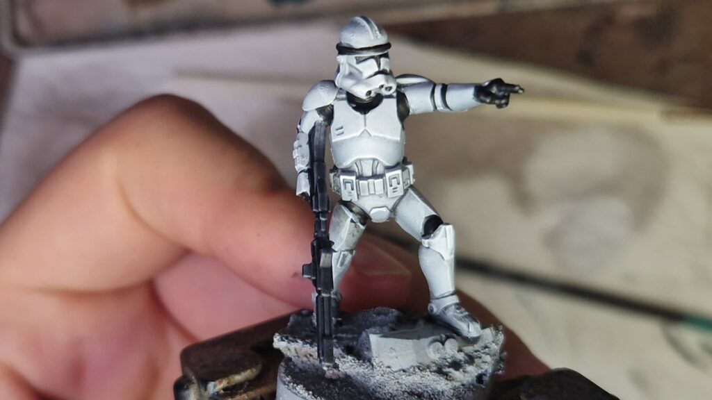 Retouches finales de l'armure du clone trooper, arêtes en Deep White