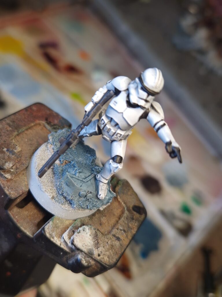 Socle du clone trooper, roche et métal en gris