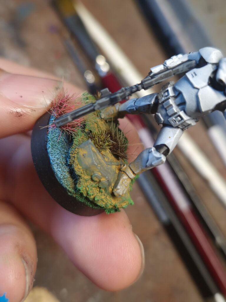 Touffes de plantes sur le socle du clone trooper