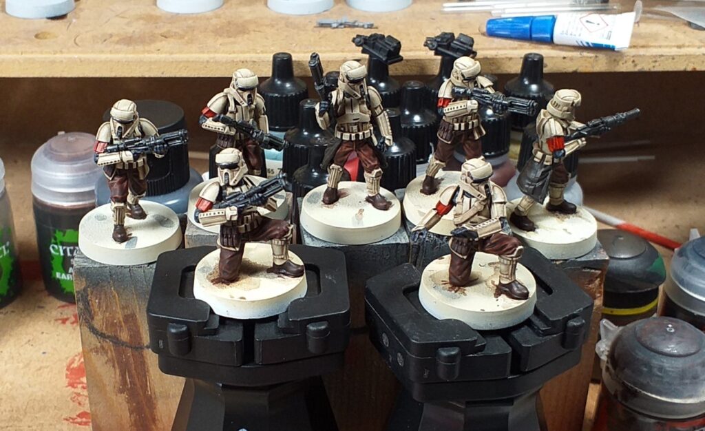 Pièce d'armure rouge du bras droit et combinaison des Shoretroopers