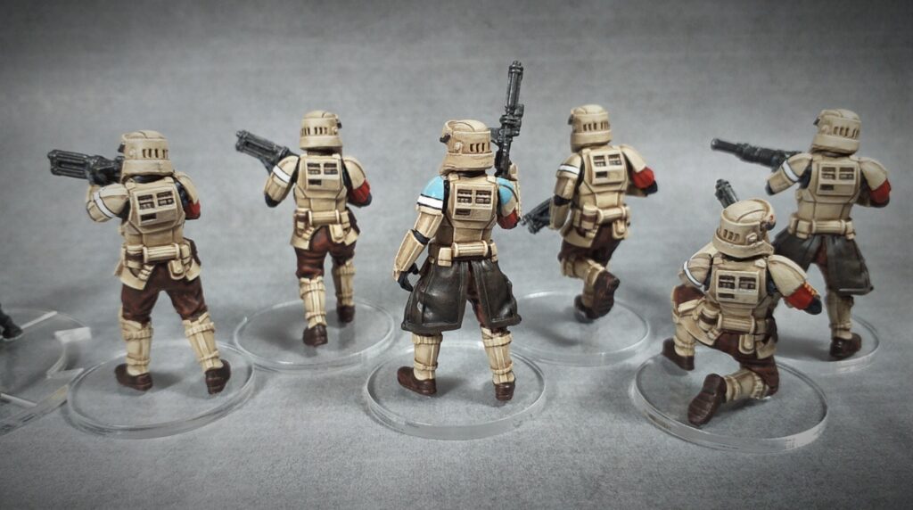 L'escouade de Shoretroopers vue de dos, tassettes et sacs