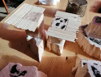 Assemblage des blocs de polystyrène avec touillettes à café et enduit de rebouchage