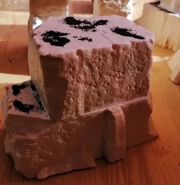 Bloc de polystyrène texturé à la boule d'aluminium et au cutter, marc de café collé en surface