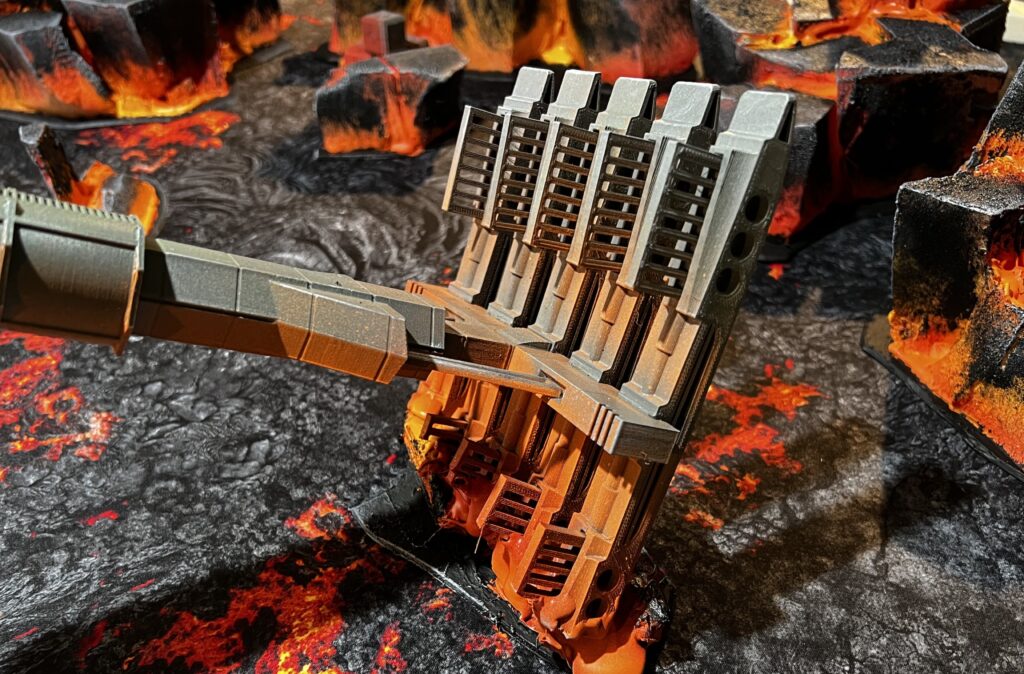 Antenne de Mustafar imprimée en 3D sur table de lave, décor de Milesdavy pour le CF 2024