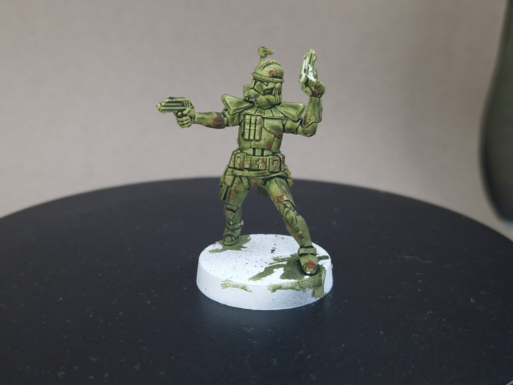 Premières taches de camouflage brun à l'éponge sur l'ARC trooper
