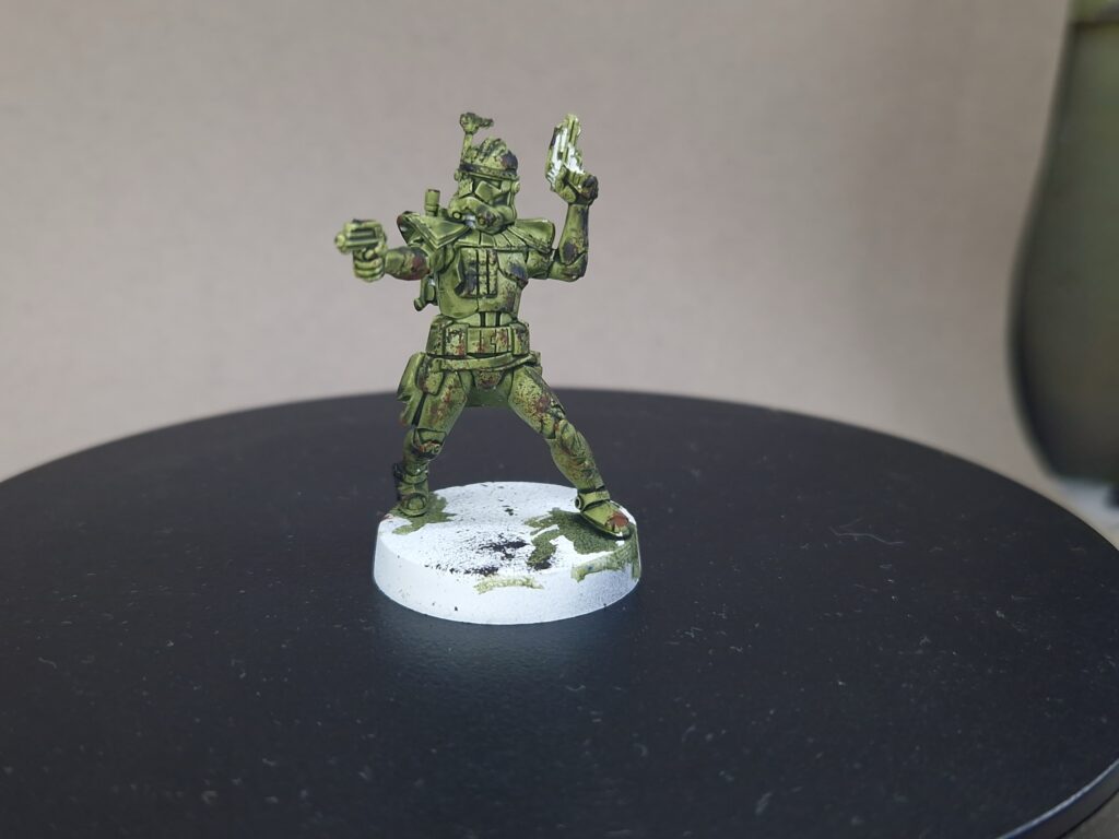 Taches de camouflage noires tapotées à l'éponge sur l'ARC trooper