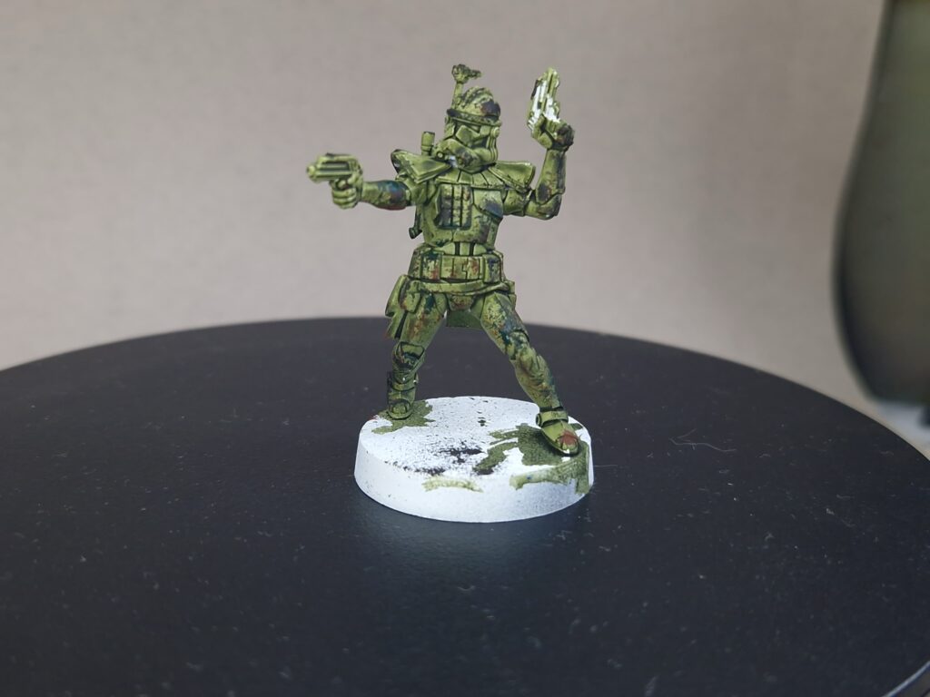 Camouflage vert foncé ajouté à l'éponge sur l'armure de l'ARC trooper