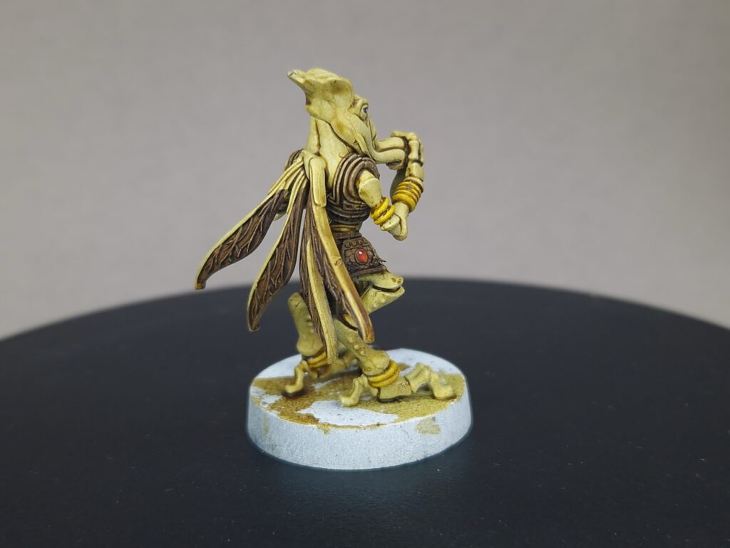 Poggle le Bref terminé vu de dos, ailes et socle désert